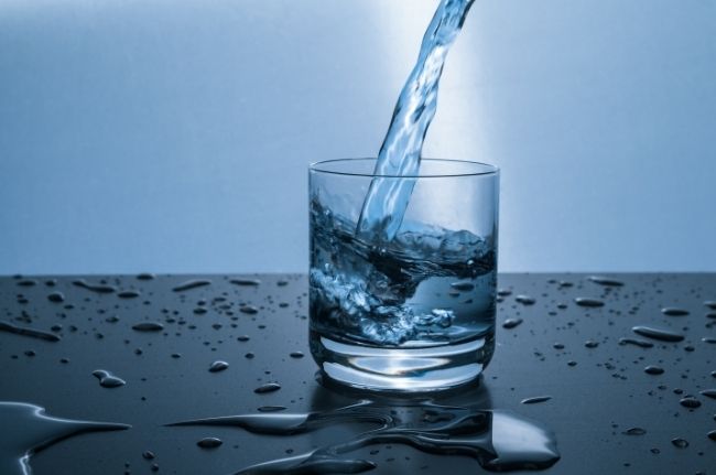 La importancia de soltar el vaso de agua