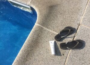 protectores solares bronceadores en piscinas