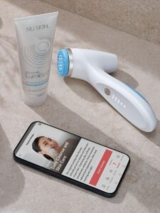 LumiSpa iO Tru Face dispositivo de limpieza facial con rutina personalizada y recambios sostenibles