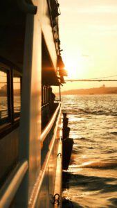 Barco navegando al atardecer