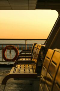 Atardecer en el mar Atlántico visto desde la cubierta de un crucero.