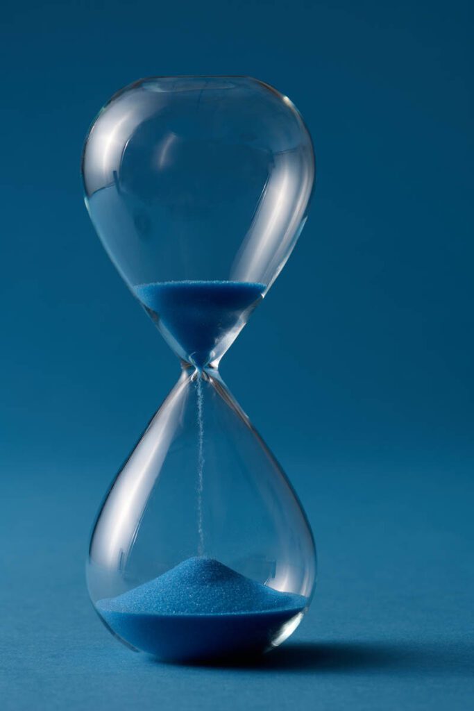 reloj de arena simboliza el paso del tiempo y el envejecimiento natural