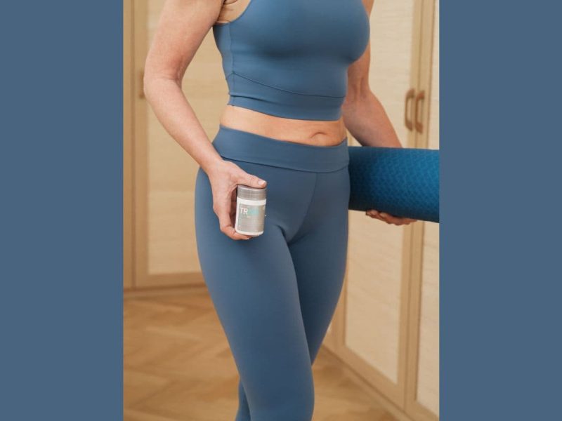 TRME_RealMe_model_1 Mujer haciendo ejercicio con esterilla, promoviendo la salud metabólica y el control de peso con movimiento consciente.