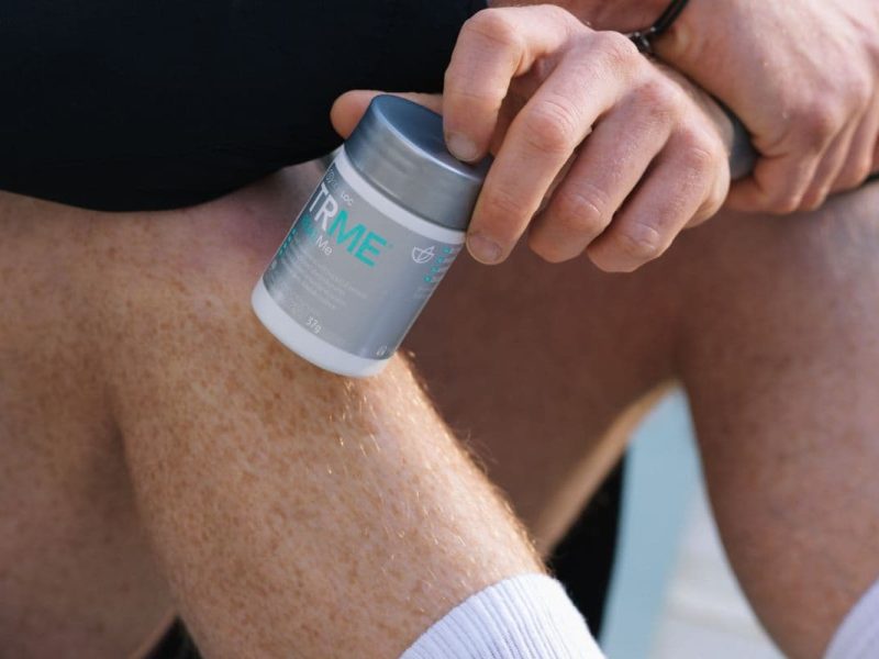 TRME_RealMe_model_2 Hombre con comida saludable, reflejando equilibrio corporal, salud metabólica y control de peso.